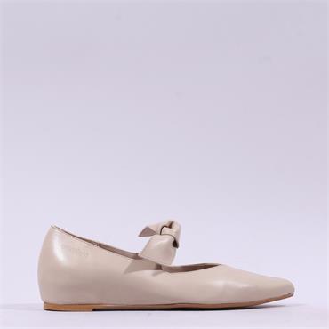 Wonders Triana Hidden Wedge Bow Pump - Beige Leather